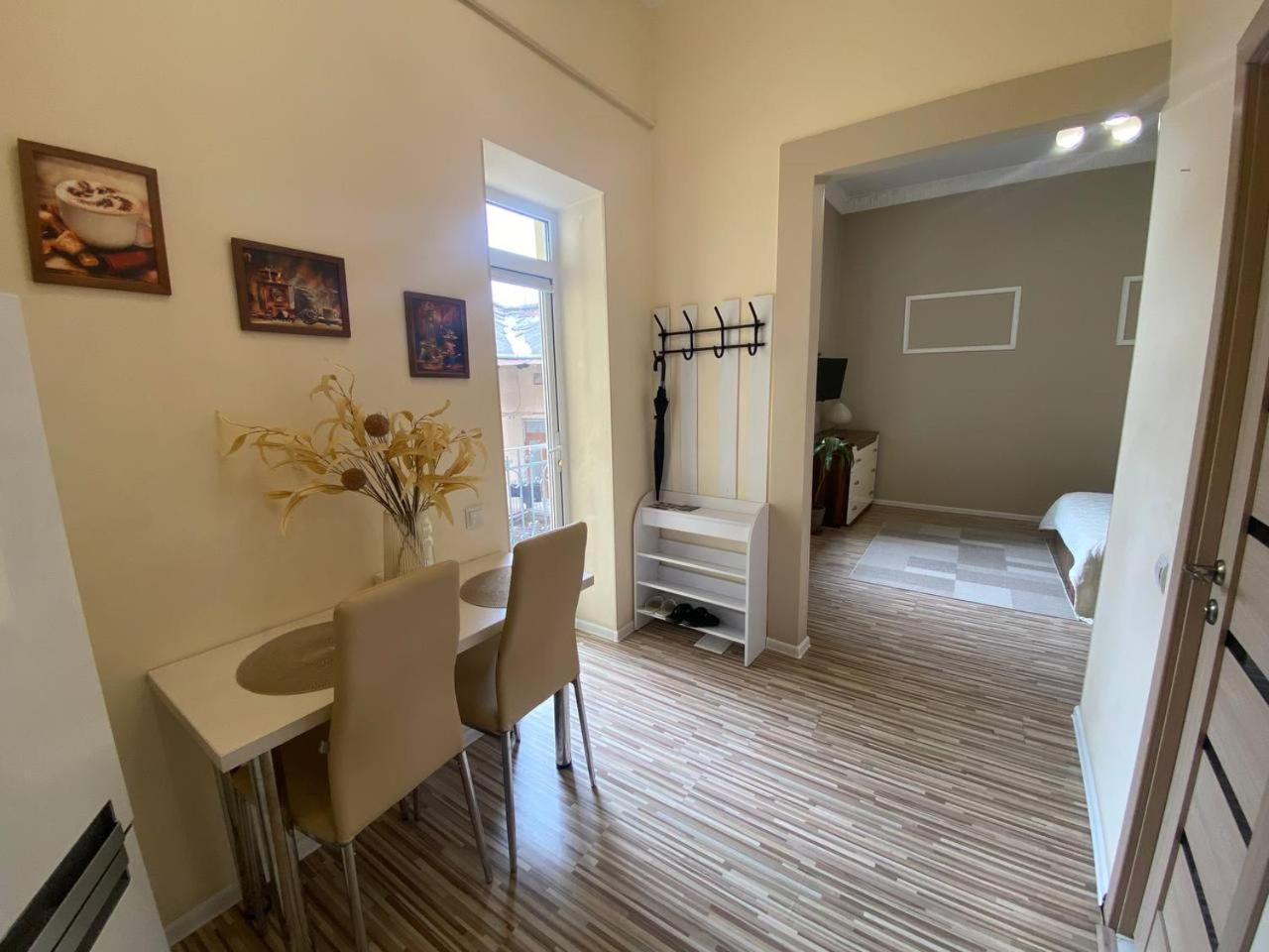 Bright Apartment In The Very Centre Lviv Exterior photo